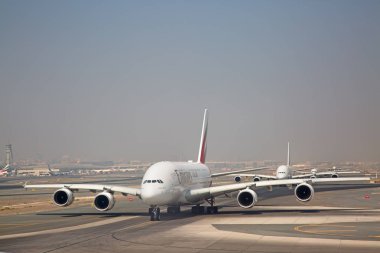 Dubai, Birleşik Arap Emirlikleri - 29 Eylül 2017: uçaklar Dubai havaalanında kapalı almak için hazırlanıyor.