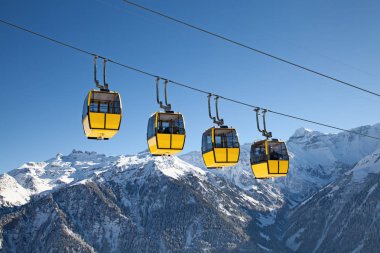 Teleferik İsviçre Alpleri'nde, İsviçre.