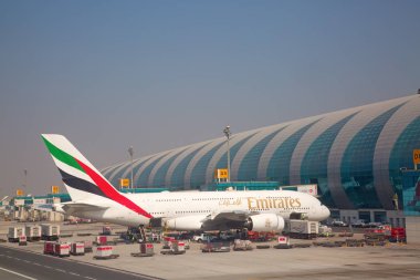 Dubai, Birleşik Arap Emirlikleri - 29 Eylül 2017: uçak Dubai havaalanında kapalı almak için hazırlanıyor. 