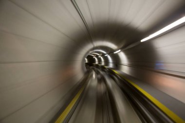 Yalak metro tünelinde Zürih Havalimanı gidiş.