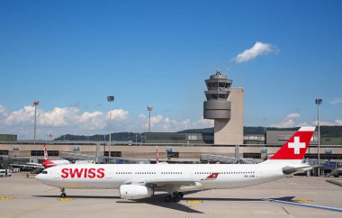 Zürih, İsviçre - 30 Temmuz 2016: uçak Terminal A, Zurich Airport kapalı almak için hazırlanıyor.