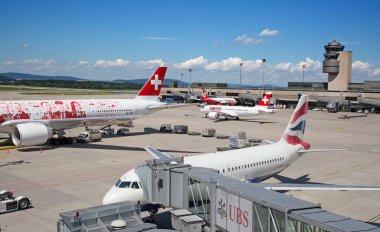 Zürih, İsviçre - 30 Temmuz 2016: uçak Terminal A, Zurich Airport kapalı almak için hazırlanıyor.