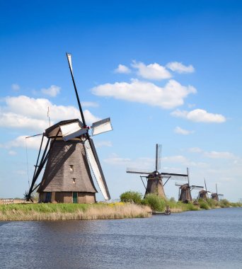 Hollanda Kinderdijk yakınlarında antik yel değirmenleri.