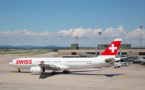 Zurigo Svizzera Luglio 2016 Aereo Preparazione Decollo Terminal Dell Aeroporto — Foto Stock