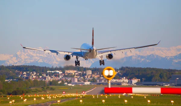 Zurych Szwajcaria Lipca 2015 Lądowanie Zurich Lotnisko Lot Długodystansowy Szwajcarski — Zdjęcie stockowe