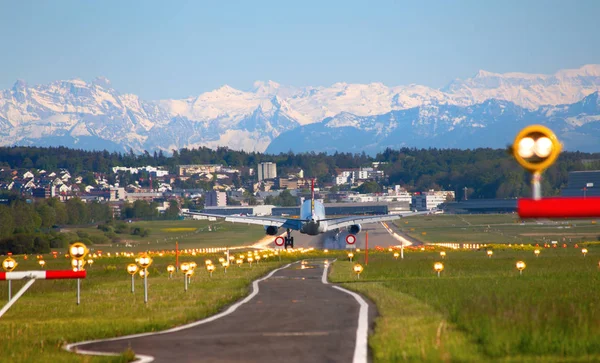 チューリッヒ スイス 2015 エーデルワイス 320 チューリッヒ空港に着陸 — ストック写真