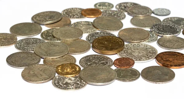 白い背景に分離された中世のコインのコレクション — ストック写真
