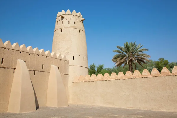 アイン オアシスの有名なヤヒリ要塞 アラブ首長国連邦 — ストック写真