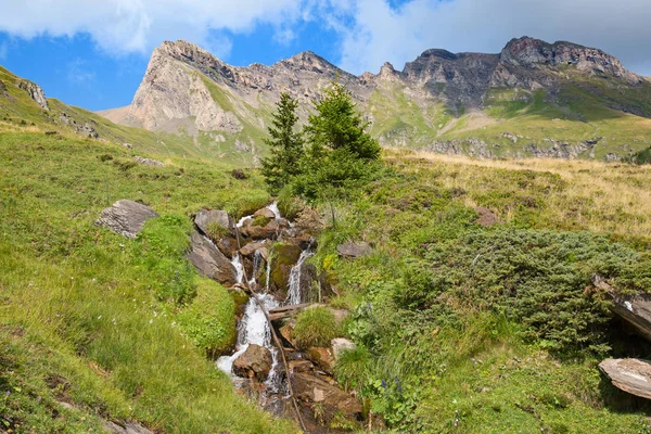 Hiking in swiss alps — Stock Photo, Image