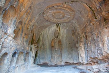 Ünlü Longmen Grottoes (Çin 'in Hennn eyaleti Luoyang yakınlarındaki anıt kayaya oyulmuş Buda ve Bodhisattvas heykelleri))