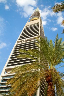 RIYADH - 22 Ağustos 2016 'da Suudi Arabistan' ın Riyad kentinde Al Faisaliah Kulesi cephesinde gün batımı. Al Faisaliah kuleleri lüks bir oteldir ve Suudi Arabistan 'ın en belirgin gökdelenidir.