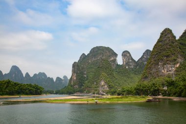 Li Nehri veya Lijiang Nehri Çin 'in Guangxi Zhuang Özerk Bölgesi' nde bulunan bir nehirdir. Guilin 'den Yangshuo' ya 83 km (52 mi) uzunluğunda ve Karst kayalarının oluşturduğu manzarasıyla ünlüdür..