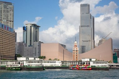 HONG KONG - 1 Ekim 2017 'de Hong Kong, Çin' de Victoria Limanı 'na giden feribot 