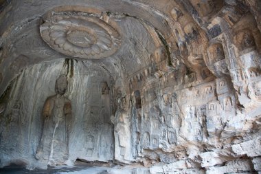 Ünlü Longmen Grottoes (Çin 'in Hennn eyaleti Luoyang yakınlarındaki anıt kayaya oyulmuş Buda ve Bodhisattvas heykelleri))