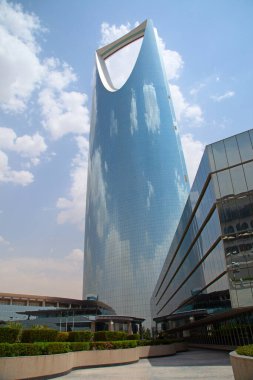 RIYADH - 22 Ağustos 2016 'da Suudi Arabistan' ın Riyad kentinde Al Faisaliah Kulesi cephesinde gün batımı. Al Faisaliah kuleleri lüks bir oteldir ve Suudi Arabistan 'ın en belirgin gökdelenidir.