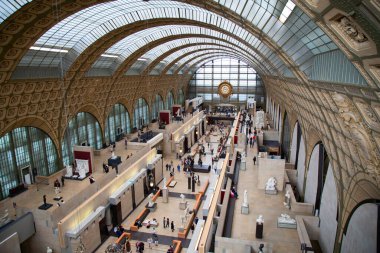 PARIS - FRANCE 19 Eylül 2015: Paris, Fransa 'daki Orsay Müzesi' nin (Müze d 'Orsay) ana salonu. Müze klasik ve modern sanat koleksiyonuyla ünlüdür..
