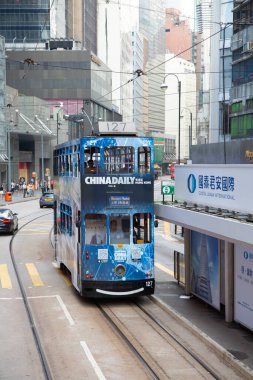 HONG KONG - 02 Ekim 2017 'de Hong Kong' da tramvay kullanan tanımlanamayan insanlar. Hong Kong tramvayı dünyada çift güverteli ve en önemli turistik yerlerden biridir..