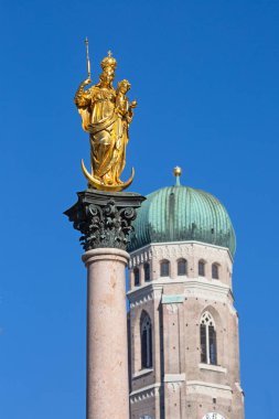 Münih 'in ana meydanı, Almanya - Marienplatz (Marian Meydanı). Eski ve yeni belediye binaları, Marian sütunları, kilise Frauenkirche ve Fish 'in çeşmesi birlikte meydanın eşsiz mimari tarzını oluşturuyor.