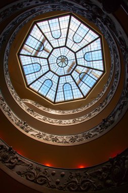 ROME - 03 Ağustos: Vatikan müzelerinin mimari parçası 3 Ağustos 2014 tarihinde Vatikan (Roma), İtalya 'da. Vatikan Müzeleri Vatikan 'da halka açık sanat ve heykel müzeleridir..