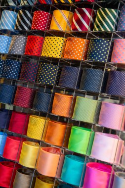 Erkekler dükkanında renkli kravat koleksiyonu