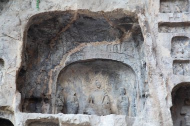 Ünlü Longmen Grottoes (Çin 'in Hennn eyaleti Luoyang yakınlarındaki anıt kayaya oyulmuş Buda ve Bodhisattvas heykelleri))