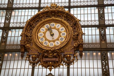 PARIS - FRANCE 19 Eylül 2015: Paris, Fransa 'daki Orsay Müzesi' nin (Müze d 'Orsay) ana salonu. Müze klasik ve modern sanat koleksiyonuyla ünlüdür..