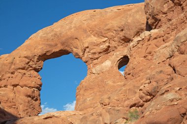 Utah, ABD 'deki Arches Ulusal Parkı' nın ünlü Güney Pencere Kemeri