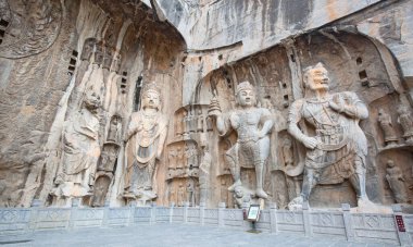 Ünlü Longmen Grottoes (Çin 'in Hennn eyaleti Luoyang yakınlarındaki anıt kayaya oyulmuş Buda ve Bodhisattvas heykelleri))