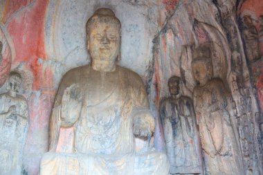 Ünlü Longmen Grottoes (Çin 'in Hennn eyaleti Luoyang yakınlarındaki anıt kayaya oyulmuş Buda ve Bodhisattvas heykelleri))