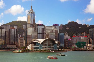 HONG KONG - 1 Ekim 2017 'de Hong Kong, Çin' de Victoria Limanı 'na giden feribot 