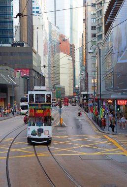 HONG KONG - 02 Ekim 2017 'de Hong Kong' da tramvay kullanan tanımlanamayan insanlar. Hong Kong tramvayı dünyada çift güverteli ve en önemli turistik yerlerden biridir..