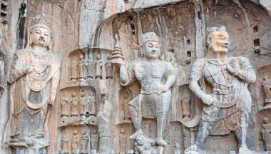 Ünlü Longmen Grottoes (Çin 'in Hennn eyaleti Luoyang yakınlarındaki anıt kayaya oyulmuş Buda ve Bodhisattvas heykelleri))