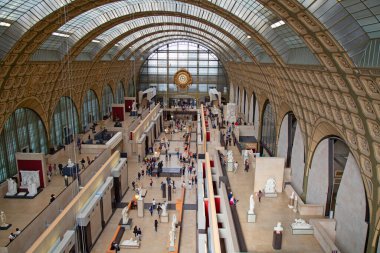 PARIS - FRANCE 19 Eylül 2015: Paris, Fransa 'daki Orsay Müzesi' nin (Müze d 'Orsay) ana salonu. Müze klasik ve modern sanat koleksiyonuyla ünlüdür..