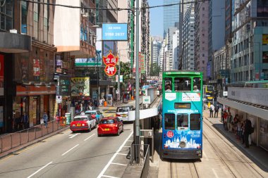 HONG KONG - 02 Nisan 2017 'de Hong Kong' da tramvay kullanan tanımlanamayan insanlar. Hong Kong tramvayı dünyada çift güverteli ve en önemli turistik yerlerden biridir..