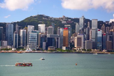 HONG KONG - 1 Ekim 2017 'de Hong Kong, Çin' de Victoria Limanı 'na giden feribot 
