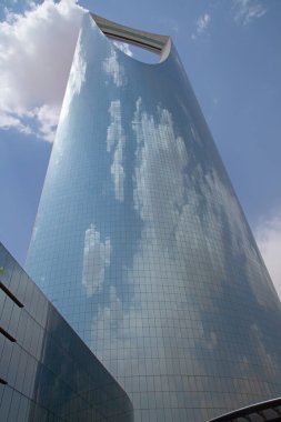 RIYADH - 22 Ağustos 2016 'da Suudi Arabistan' ın Riyad kentinde Al Faisaliah Kulesi cephesinde gün batımı. Al Faisaliah kuleleri lüks bir oteldir ve Suudi Arabistan 'ın en belirgin gökdelenidir.