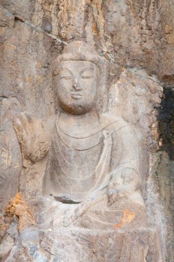 Ünlü Longmen Grottoes (Çin 'in Hennn eyaleti Luoyang yakınlarındaki anıt kayaya oyulmuş Buda ve Bodhisattvas heykelleri))
