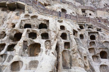 Ünlü Longmen Grottoes (Çin 'in Hennn eyaleti Luoyang yakınlarındaki anıt kayaya oyulmuş Buda ve Bodhisattvas heykelleri))