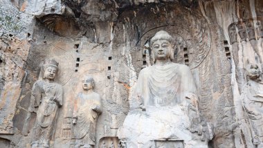 Ünlü Longmen Grottoes (Çin 'in Hennn eyaleti Luoyang yakınlarındaki anıt kayaya oyulmuş Buda ve Bodhisattvas heykelleri))
