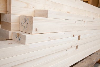 Kereste deposunda bir yığın yeni ahşap çivi.