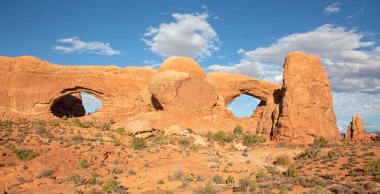 Utah, ABD 'deki Arches Ulusal Parkı' nın ünlü Güney Pencere Kemeri