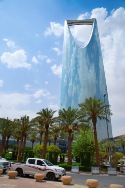 RIYADH - 22 Ağustos 2016 'da Suudi Arabistan' ın Riyad kentinde Al Faisaliah Kulesi cephesinde gün batımı. Al Faisaliah kuleleri lüks bir oteldir ve Suudi Arabistan 'ın en belirgin gökdelenidir.