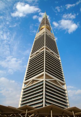 RIYADH - 22 Ağustos 2016 'da Suudi Arabistan' ın Riyad kentinde Al Faisaliah Kulesi cephesinde gün batımı. Al Faisaliah kuleleri lüks bir oteldir ve Suudi Arabistan 'ın en belirgin gökdelenidir.