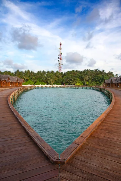 Piccola Isola Nelle Maldive Coperta Palme Circondata Acque Turchesi Blu — Foto Stock