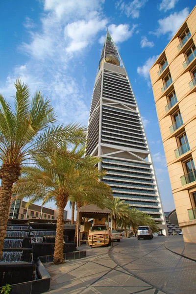Riyadh 8月22 サウジアラビアのリヤドで8月22 2016のAl Faisaliahタワーファサードの日没の光 Faisaliahタワーは高級ホテルで サウジアラビアで最も特徴的な超高層ビルです — ストック写真