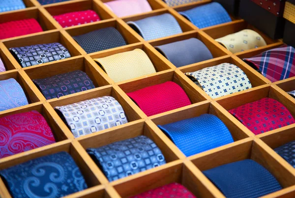 Bunte Krawattenkollektion Herrenladen — Stockfoto