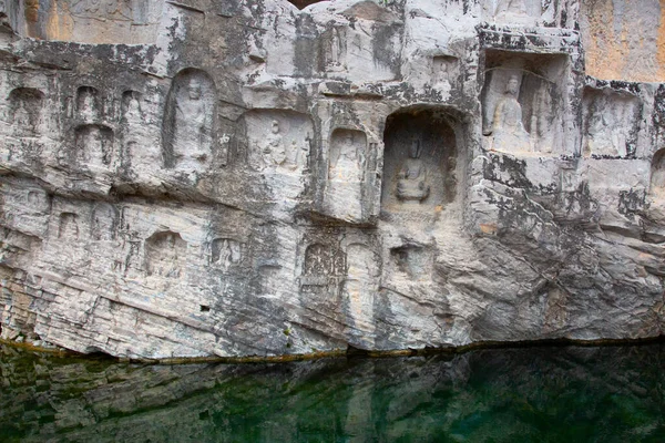 Famosas Grutas Longmen Estátuas Buda Bodhisattvas Esculpidas Rocha Monólito Perto — Fotografia de Stock