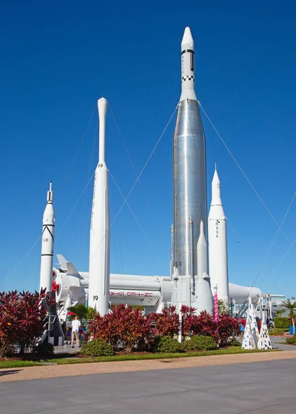 ケネディ宇宙センター 米国フロリダ州 エイプリル27 2016 ケネディ宇宙センターのビジター コンプレックスに展示された ロケットガーデン — ストック写真