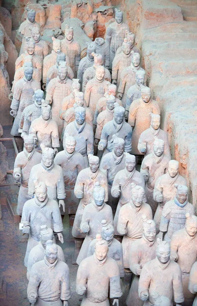 2017年10月8日 西安の有名な兵馬俑 秦の始皇帝陵 中国の最初の皇帝は装甲男と馬のテラコッタ彫刻のコレクションが含まれています — ストック写真