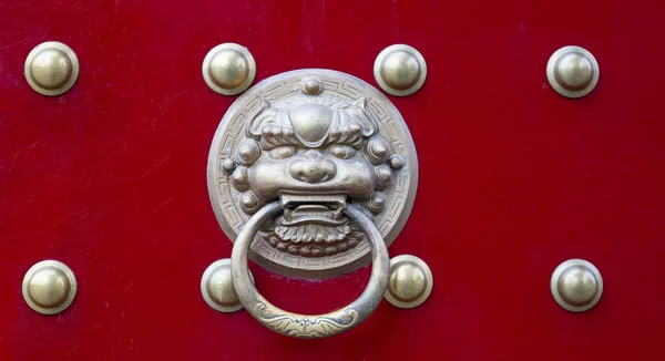 Traditional Chinese Entrance Gate Red Wood Brass Lion — Stock Photo, Image